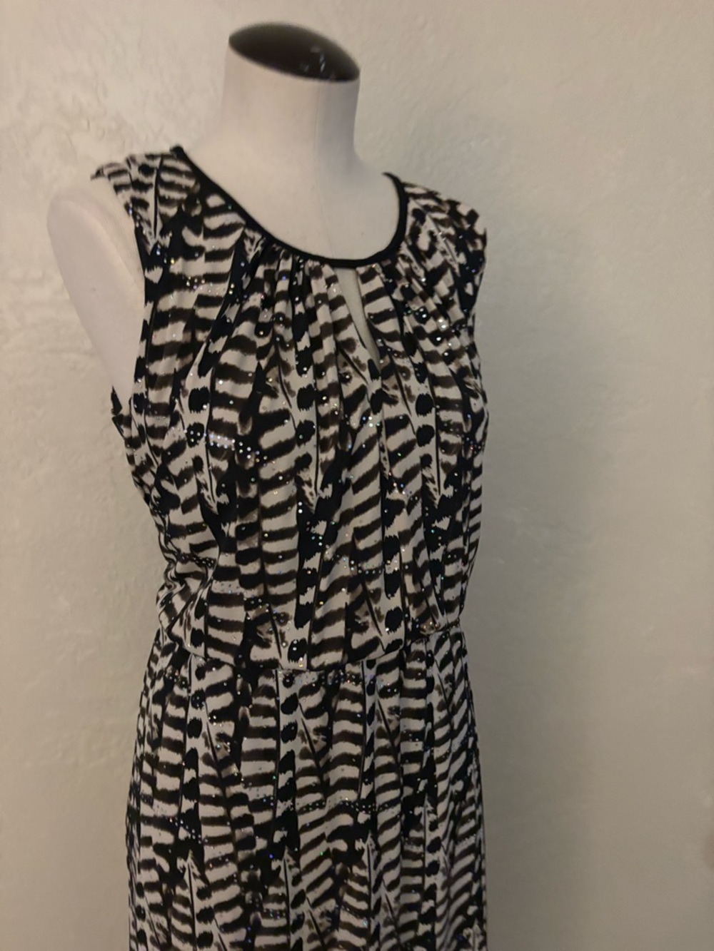 Sleeveless R& M Richard’s Black and White Printed Maxi Dress - Picture 3 of 11